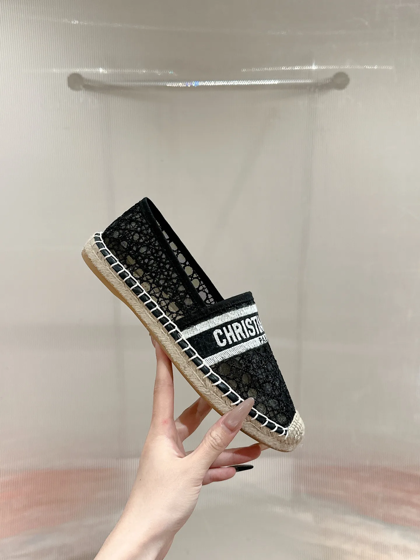 👟👟Ex-factory price 440👟👟 Dior DIOR's new popular early spring fisherman shoes 🆕 Simple, elegant and fashionable, timeless and timeless, it is a classic that will never fade away in the fashion circle, retro fisherman shoes. Original hand-woven surface, electric embroidery technology! Specific cloth surface and rubber outsole. Code number: 35-39 (40.41 customized, non-refundable)